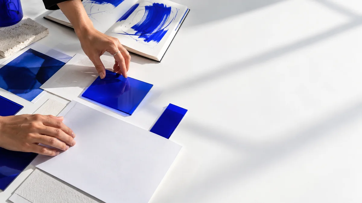 Composição conceitual de materiais de criação em branco e azul